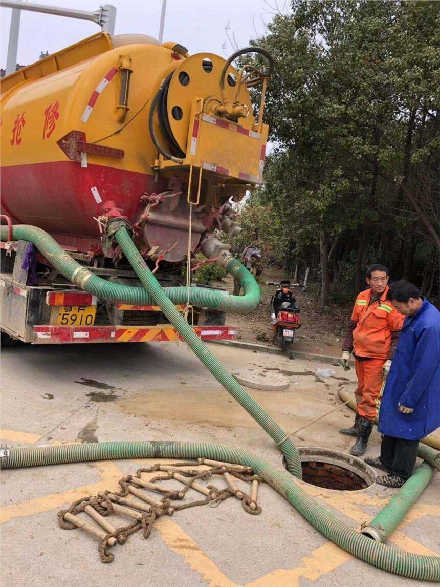 新闻：天津蓟州抽淤泥，大型吸污车抽粪