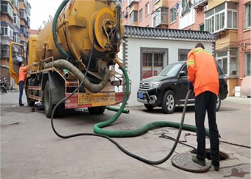 新闻：天津大港区抽生活污水，打桩泥浆清运车