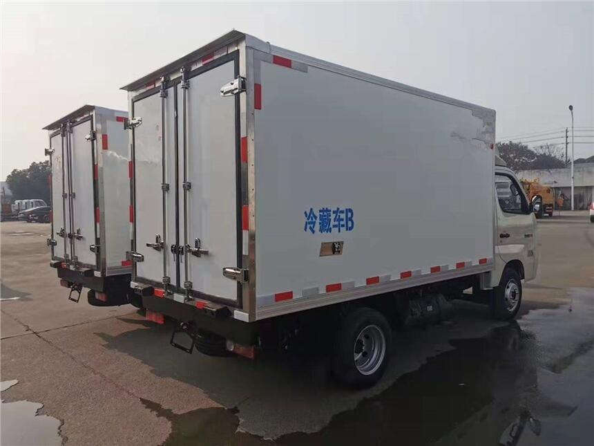 乌兰察布市活动肉钩保温运输车_活动肉钩保温运输车