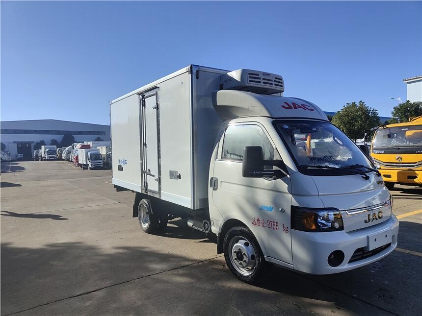 东营市6.8米东风天锦KR国六冷藏车 