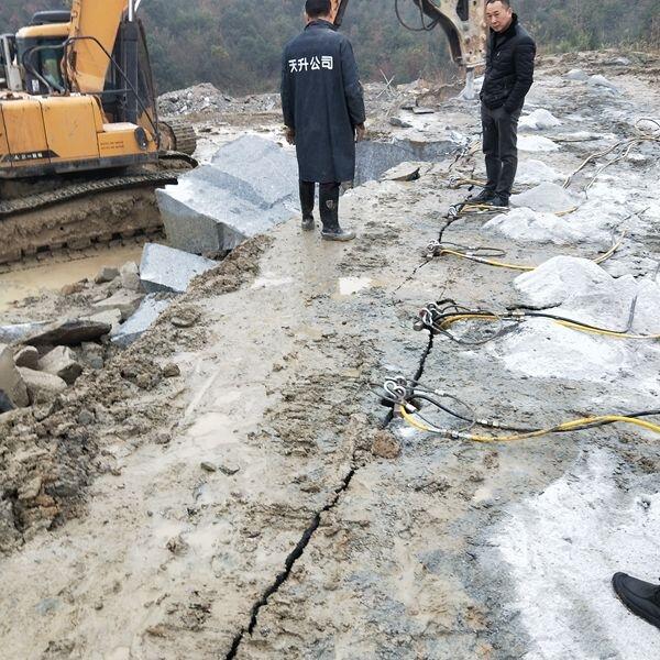 新疆分石机功效地整平破石头分裂机地铁建设隧道入口遇石头不放炮