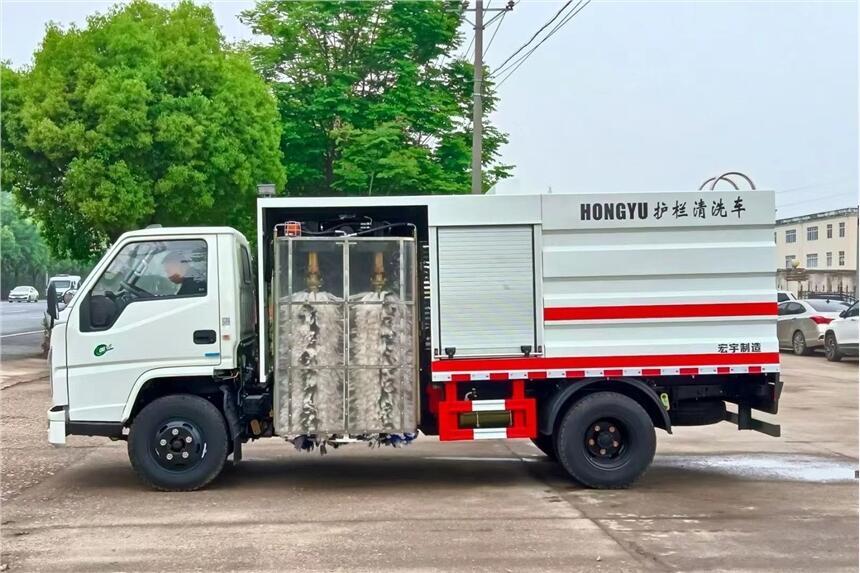 东风天锦高速护栏清洗车 黄牌护栏清洗车 除雪铲加装