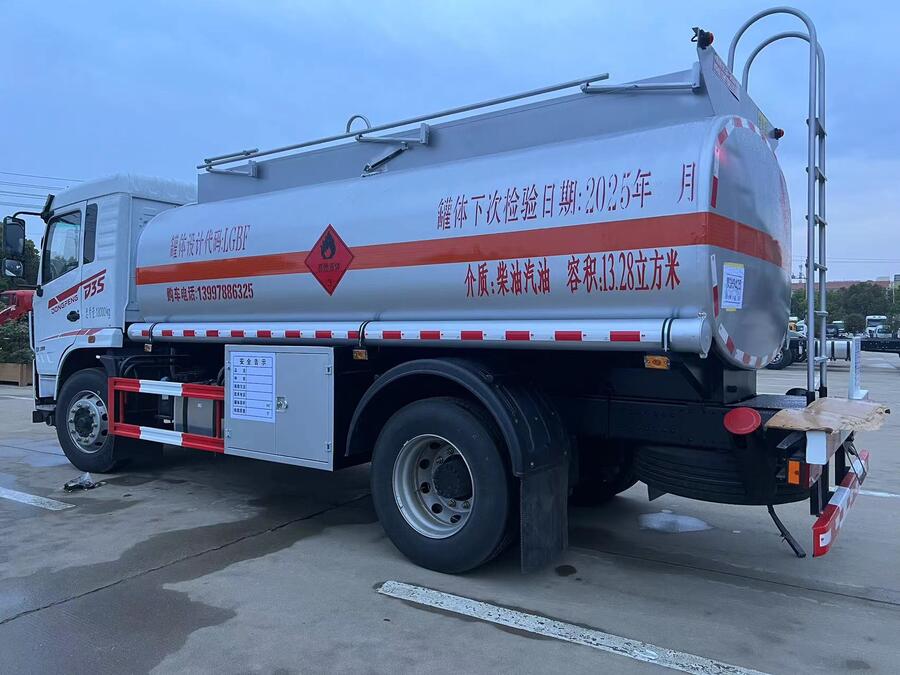 油罐车10吨多少钱一公里柴油车加尿素加油车型号