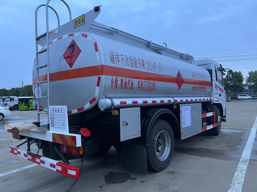 油罐车10吨多少钱一公里柴油车加尿素加油车型号