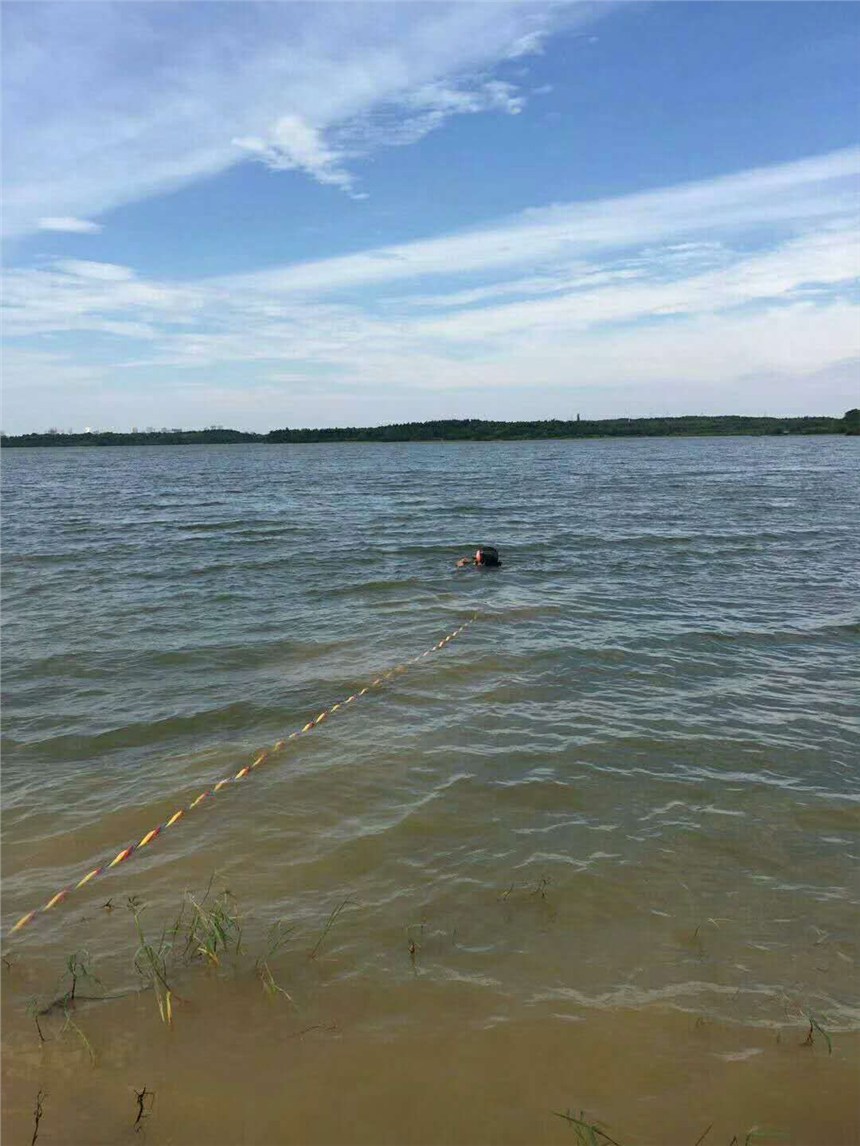 （新闻）眉山排水管道水下封堵附近的