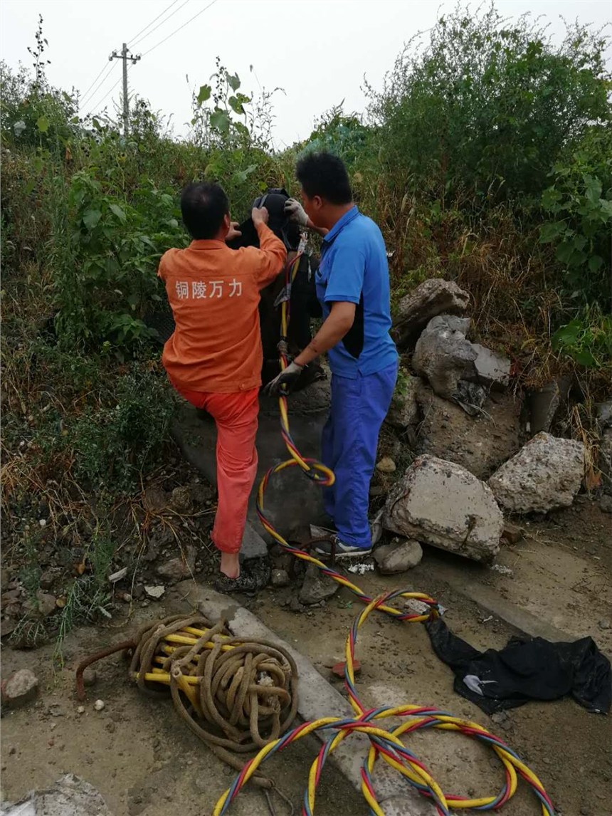 （新闻）深圳污水管道带水拆墙本地的