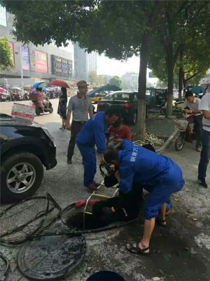 （新闻）四平污水管道带水拆墙附近的