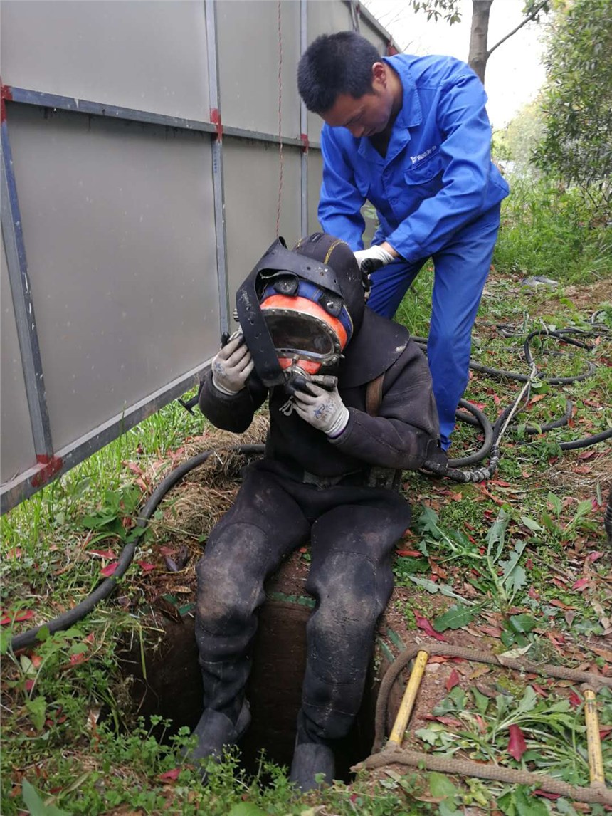 （新闻）津南排水管道水下封堵本地的