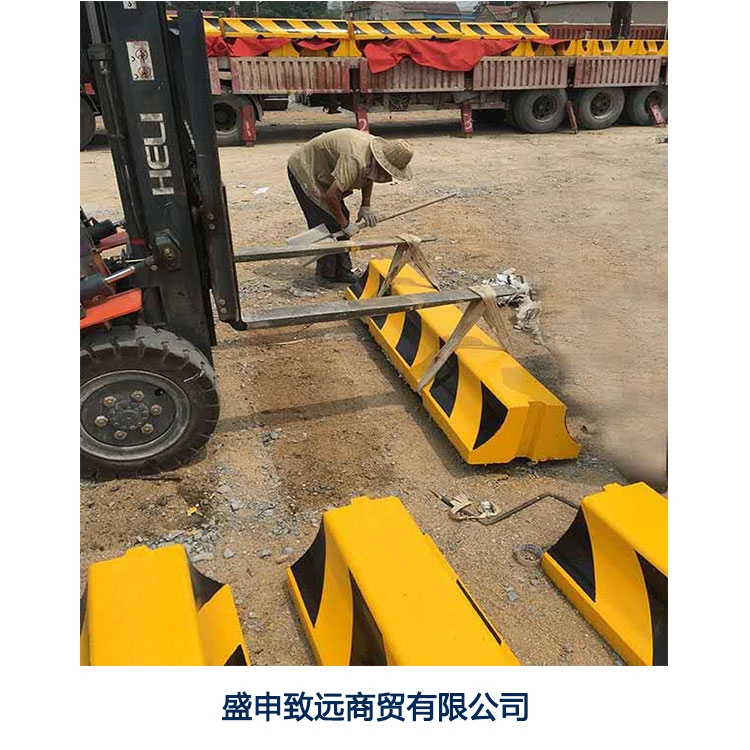 隔离墩钢模具生产厂家水泥隔离墩钢模具批发预制公路分隔带模具