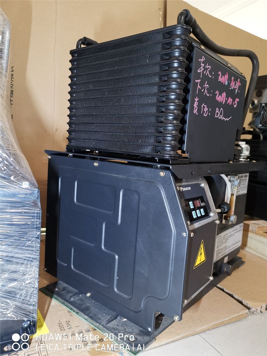 日本大金油冷机AKZ908风扇电机KFD-380-50-8C上门维修更换