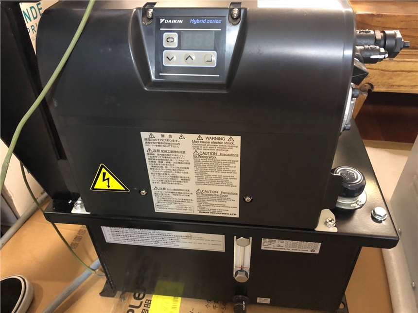 DAIKIN大金油冷机AKZ569风扇电机马达D50X-28上门维修更换
